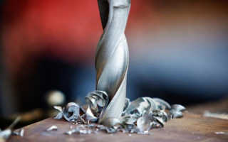 Чем просверлить большое отверстие в металле?