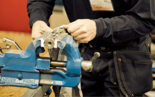 Какие слесарные операции выполняют при резке металла?