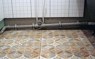 Как крепить канализационные трубы к стене?