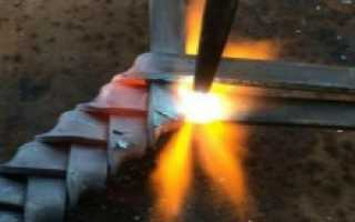 Чем посыпают сталь при ковке?